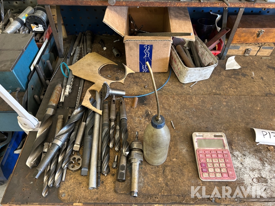 Arbetsbord med skruvstycke & verktyg