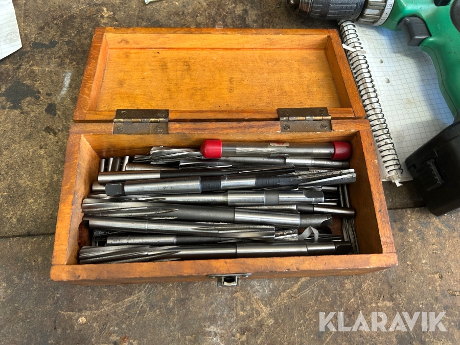 Arbetsbord med skruvstycke & verktyg