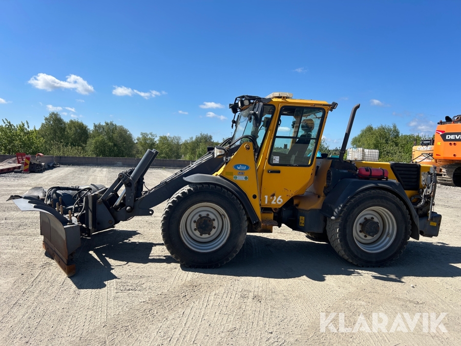 Redskapsbärare Wille 665 med skopa, plog & spridarskopa