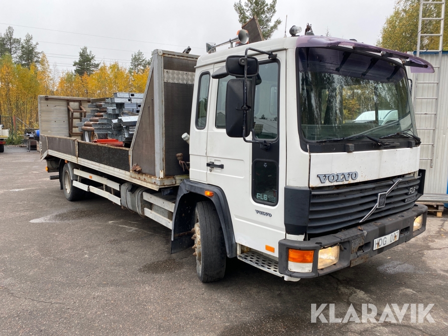Lätt lastbil Volvo FL6 med bakgavelhiss