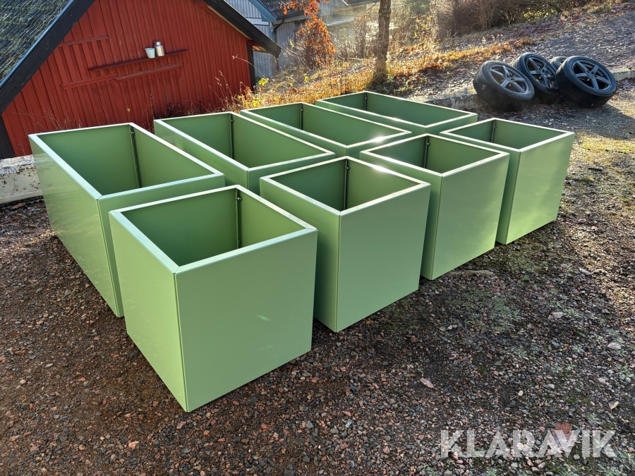 Planteringskärl för utemiljö ADD Garden i rostfri grönlackad Magnelisplåt 8 st 