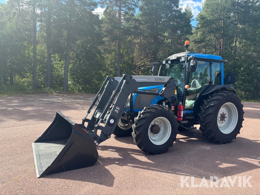 Traktor Valtra A75N med lastare och skopa