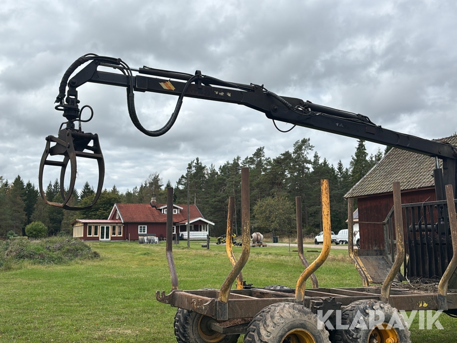 Skogskran med grip rotator och stödben