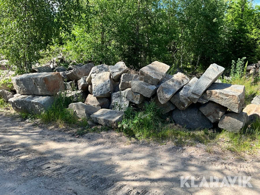 Huggen sten för grund eller mur