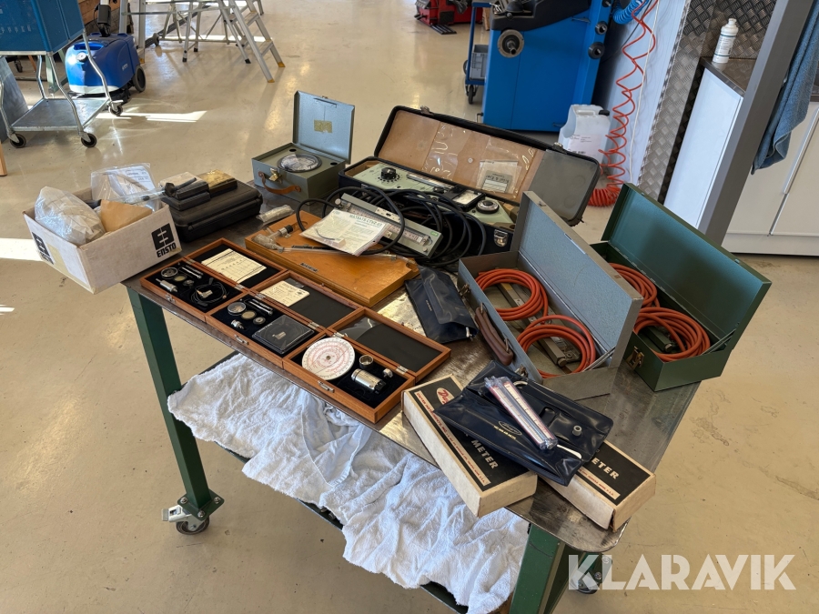 Parti med diverse mätinstrument