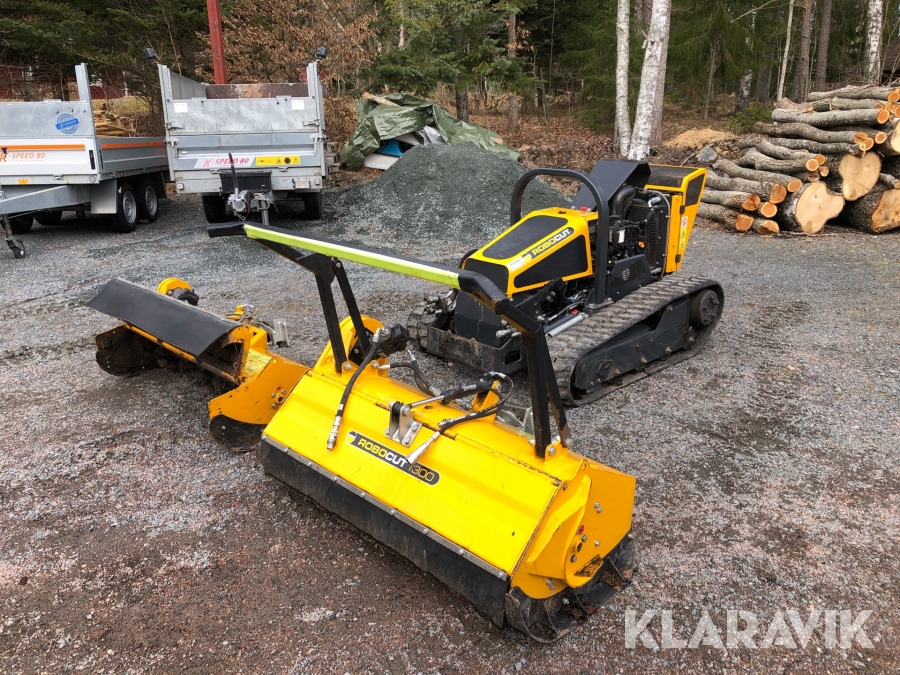 Fjärrstyrd redskapsbärare McConnel Robocut med redskap