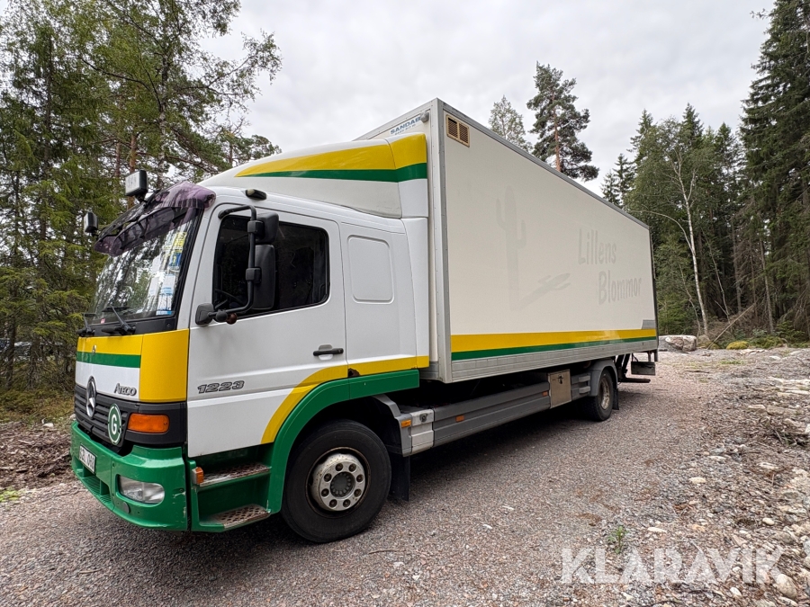 Lastbil Mercedes-Benz ATEGO1223L med sovdel