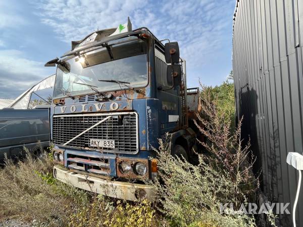 Krokbil med kranflak Volvo F 10 6x2