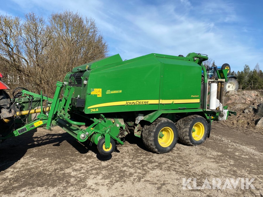 Rundbalspress John Deere 744 H med inplastare