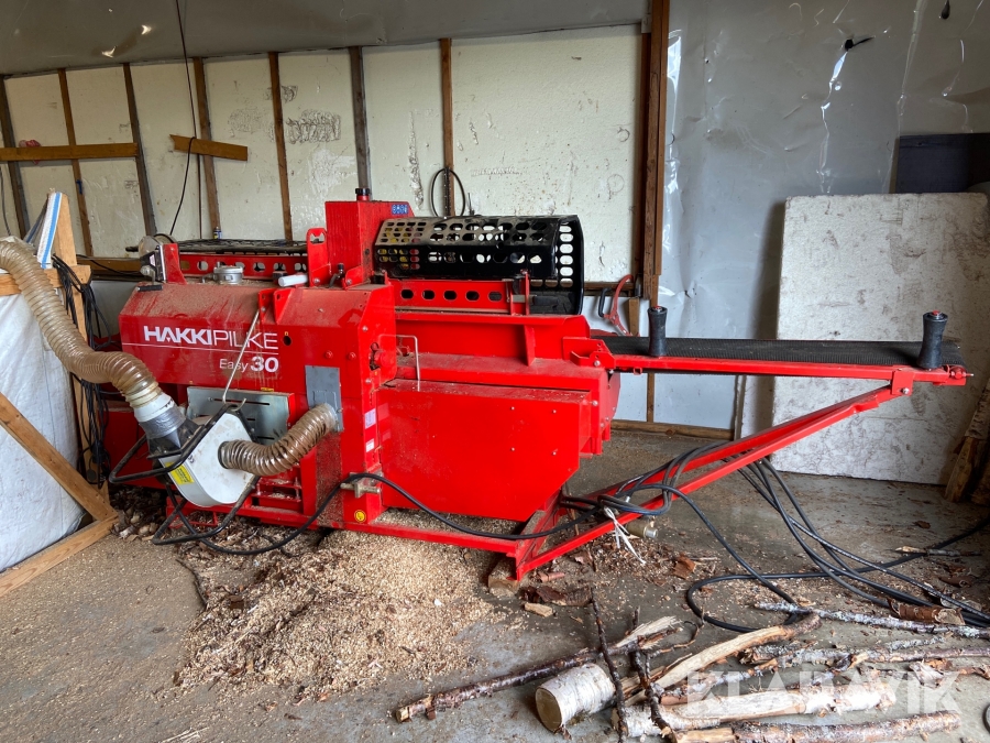 Vedanläggning Hakkipilke Easy 30 med stockmatare och matarbord