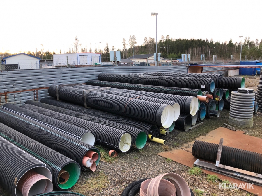 Diverse vägtrummor i plast 