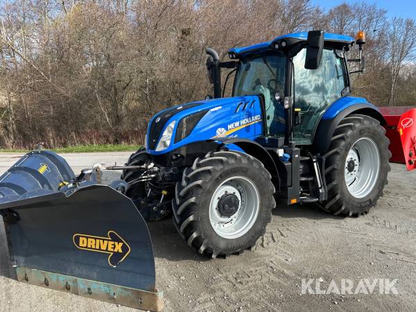 Traktor New Holland T6.145 med vikplog & sandspridare