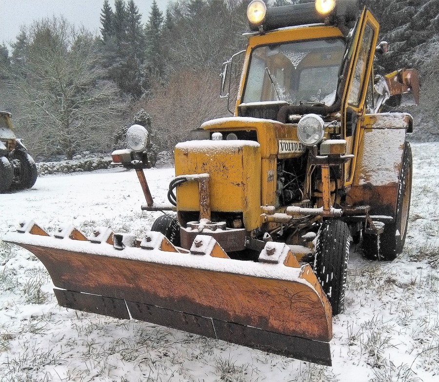 Traktor med grävaggregat och snöblad Volvo BM 700 