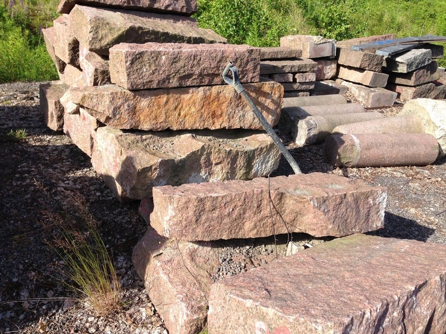 Mindre och mellanstora granitblock säljes i parti