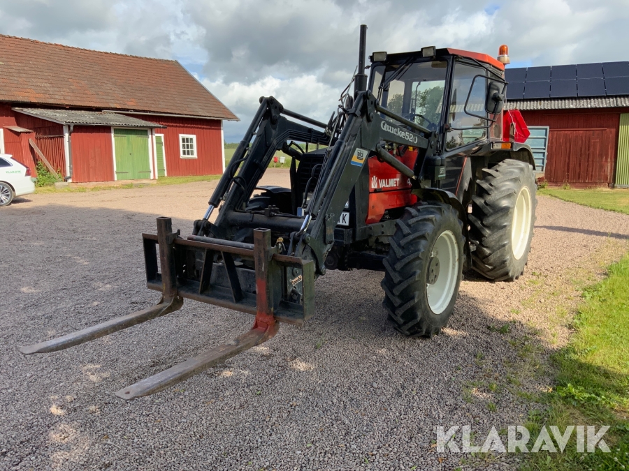 Traktor Valmet 455-4 turbo med lastare och flera redskap
