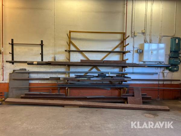 Materialställ med material