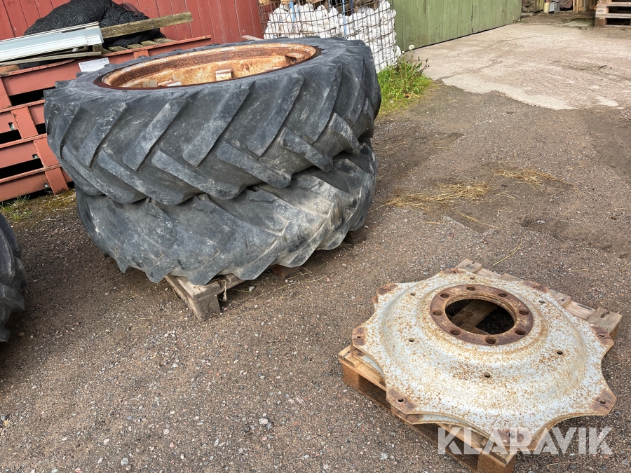 Däck Trelleborg 16.9-38 med fälgtallrikar