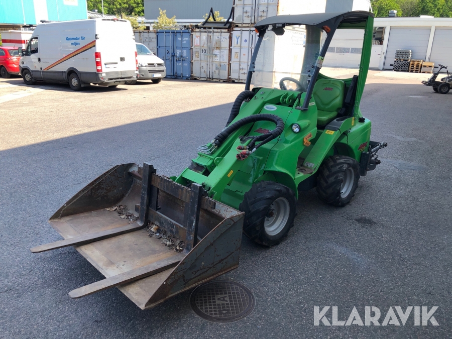 Kompaktlastare Avant 528 med skopa och gafflar