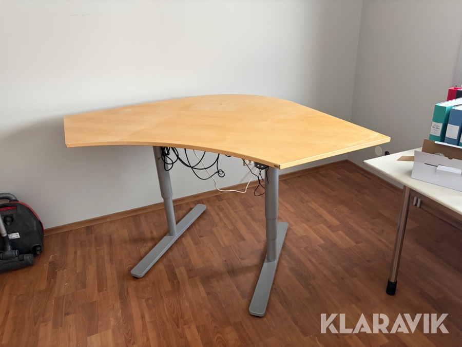 Arbetsstation med höj och sänkbart bord. Kinnarps