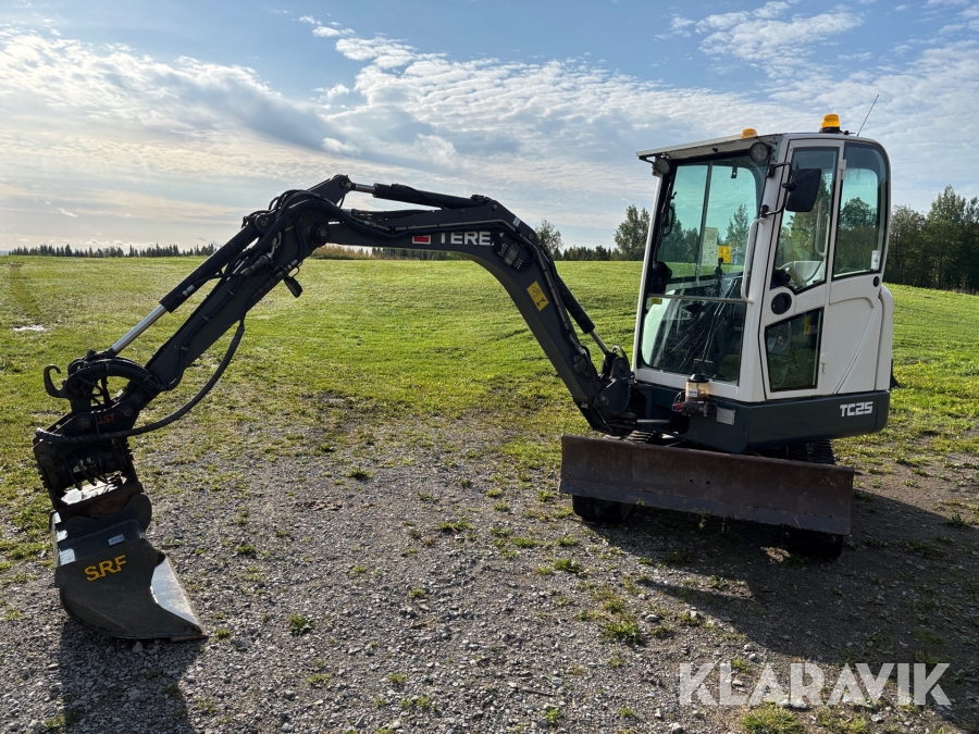 Grävmaskin Terex TC25 med traktorvagn