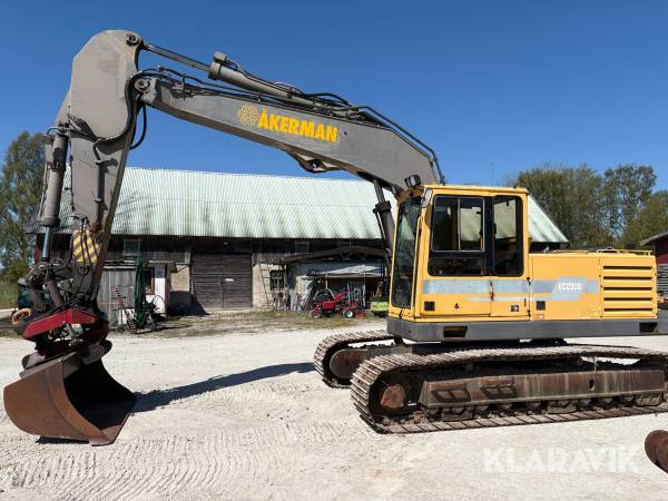 Grävmaskin Åkerman / Volvo EC230B med tilthuvud & redskap