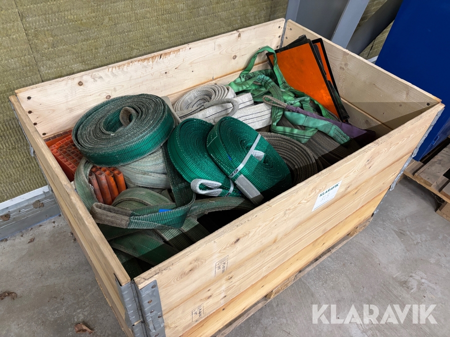 Pall med stroppar och varningsskyltar