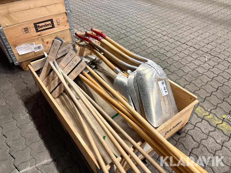 Pall med skyfflar, sopkvastar och skrapor