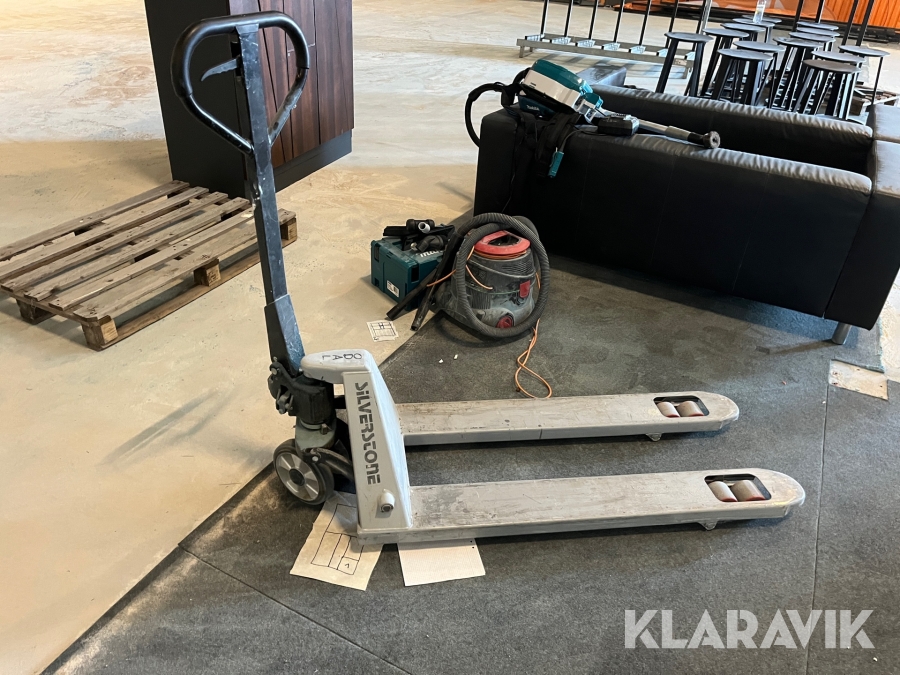 Glasrack, stolar med mera.