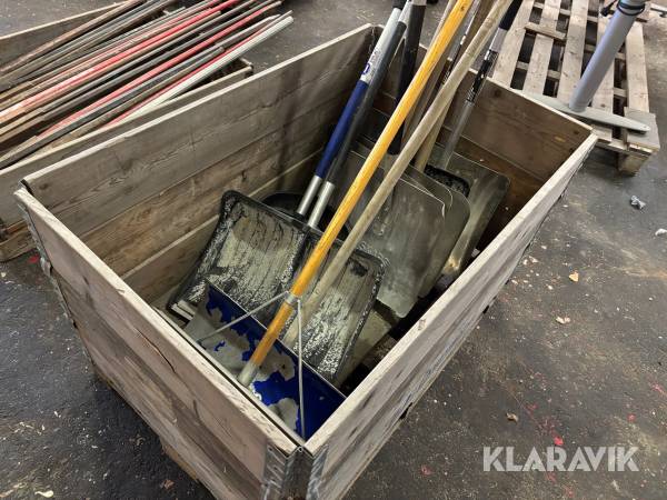 Pall med diverse snöskyfflar