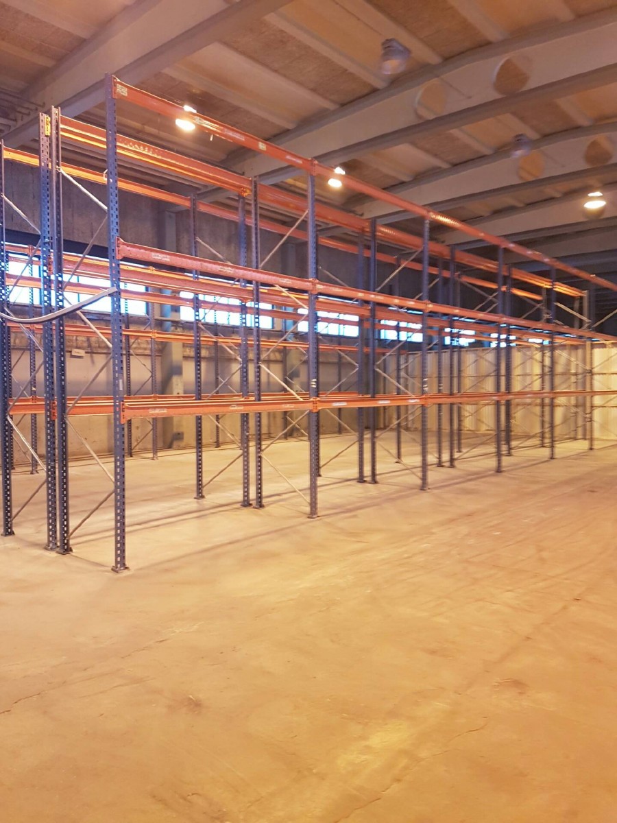 Pallställ till ett stort lager.