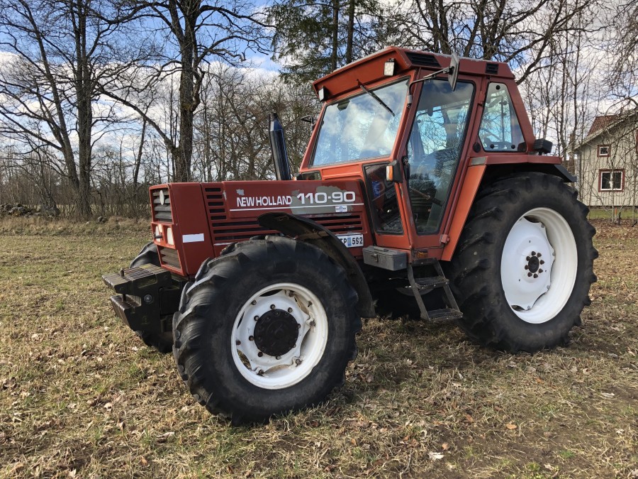 Traktor New Holland 110-90