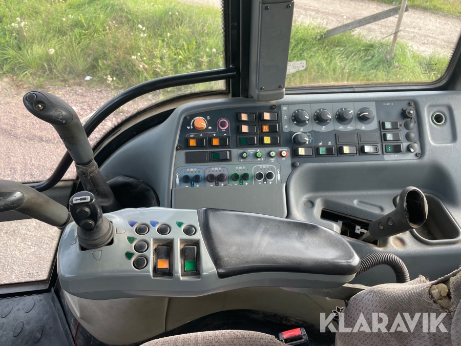 Traktor Valtra XM 150 midjestyrd med frontlastare