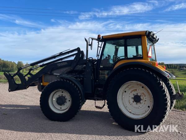 Traktor Valtra XM 150 midjestyrd med frontlastare