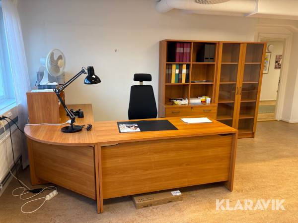 Kontorsmöblemang skrivbord + 2 st skåp.