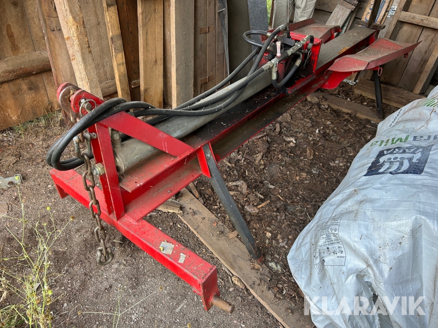 Vedklyv till traktor