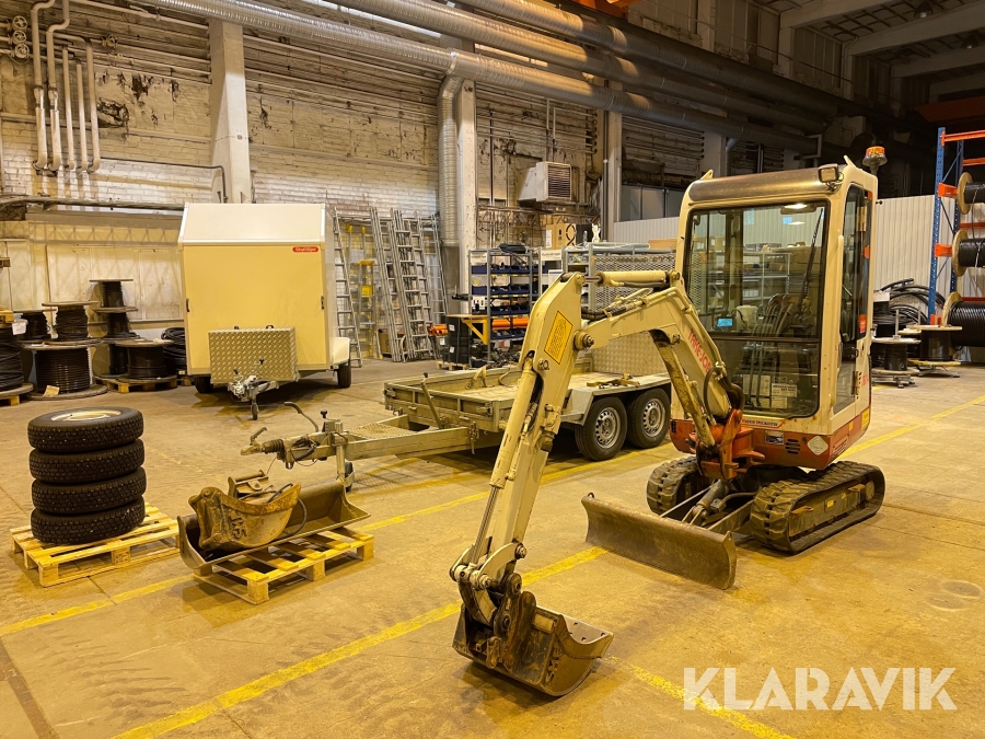 Grävmaskin Take-Job TB014 med redskap och trailer