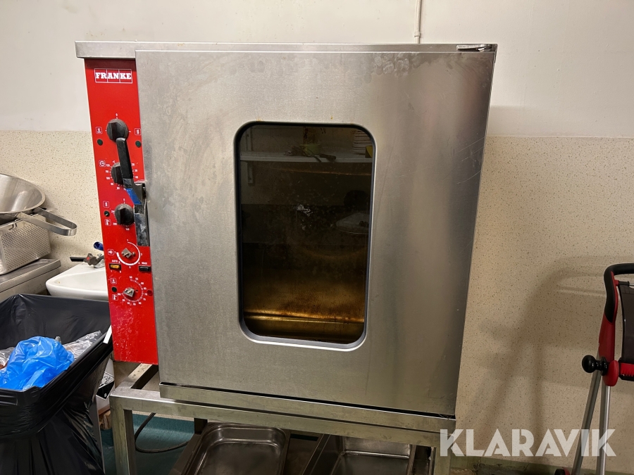 Ugn, stekbord, displaykyl, skärmaskin, kassasystem m.m