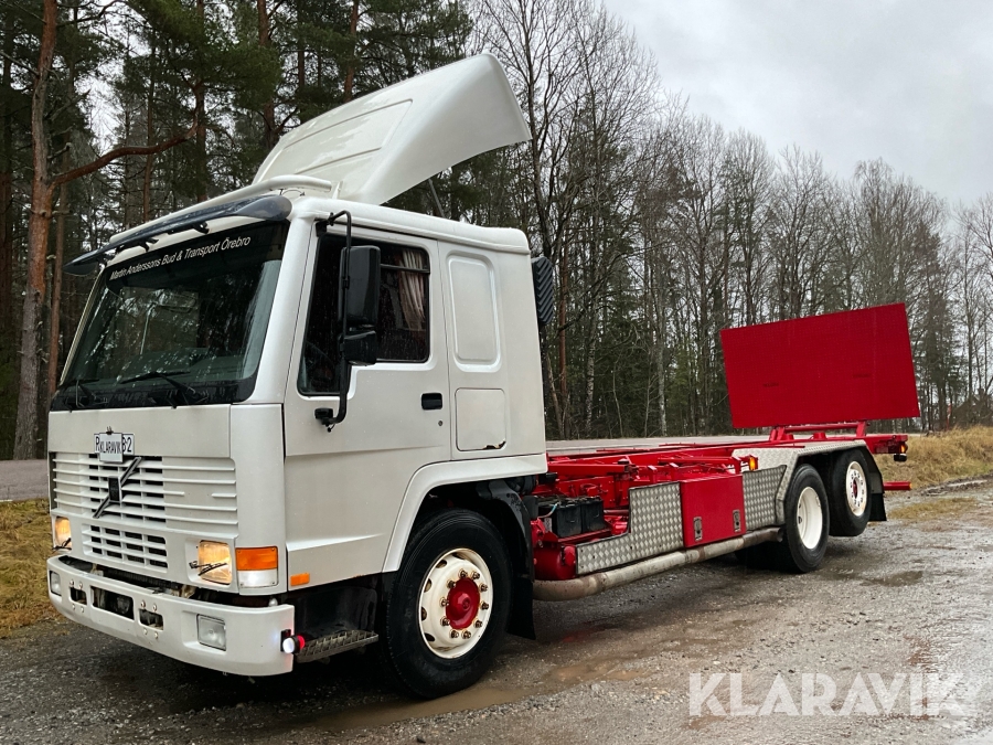 Lösflaksbil Volvo FL 12 420 6x2 med containerrede och bakgavellyft