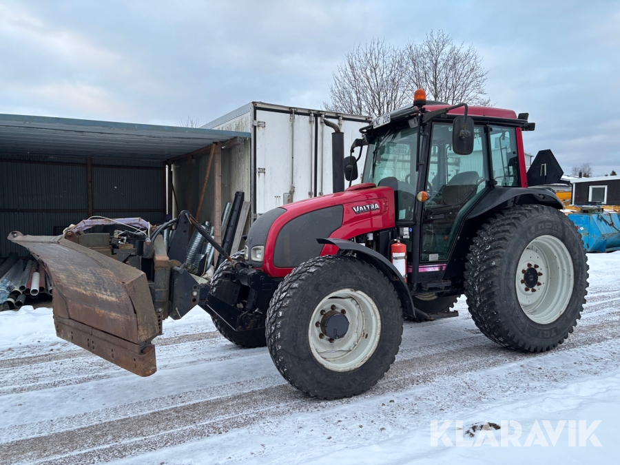Traktor Valtra A72 med frontlyft