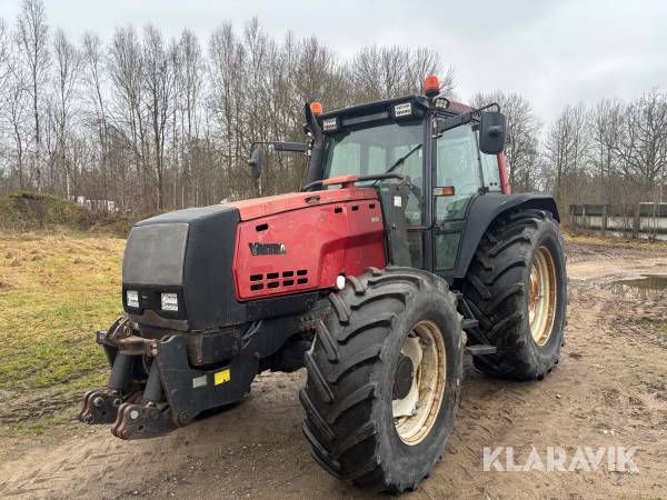 Traktor Valtra 8550 med lastare och frontlyft