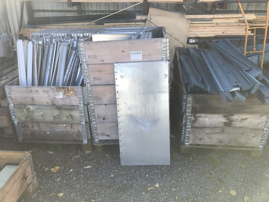 Hyllplan med fästen