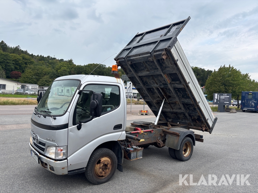 Flakbil Toyota Dyna med 3-vägstipp
