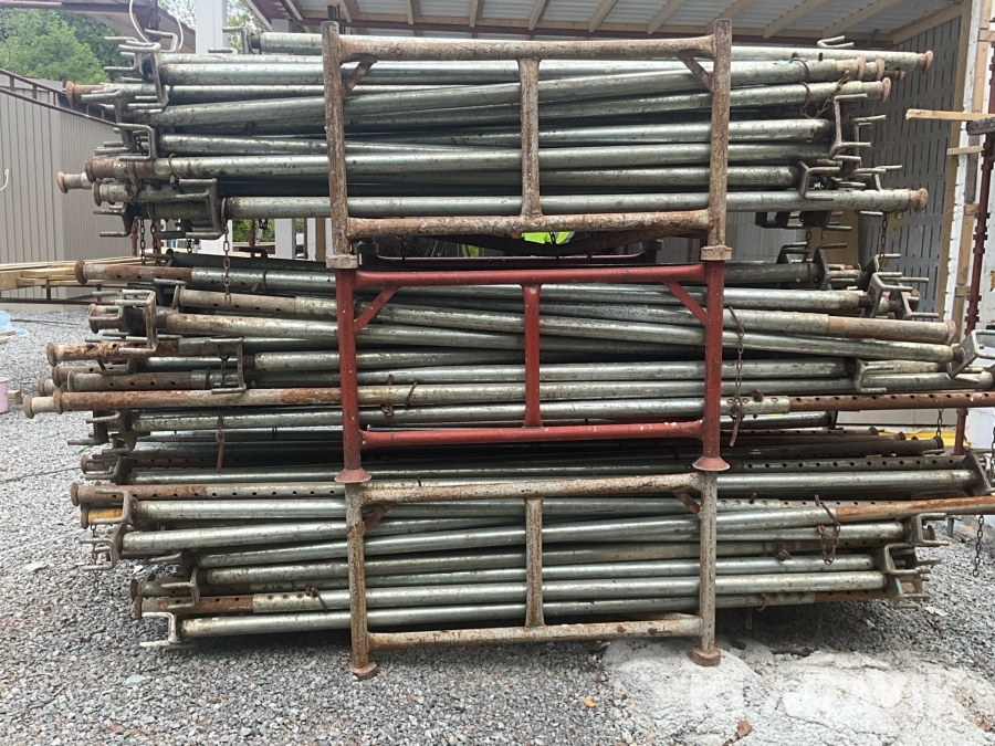 Stämp ställbara 2,10-3,30m ca 150st ink träbalk och trebensstöd