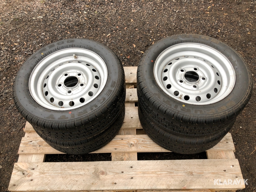 4 st däck på fälg till släpkärra 