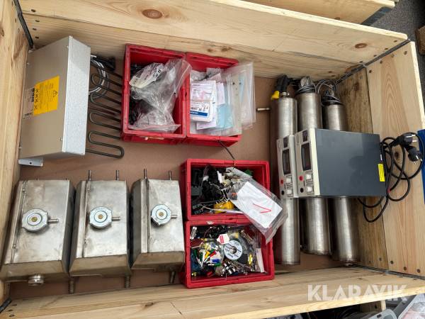 Pall med diverse elartiklar Dc Lab