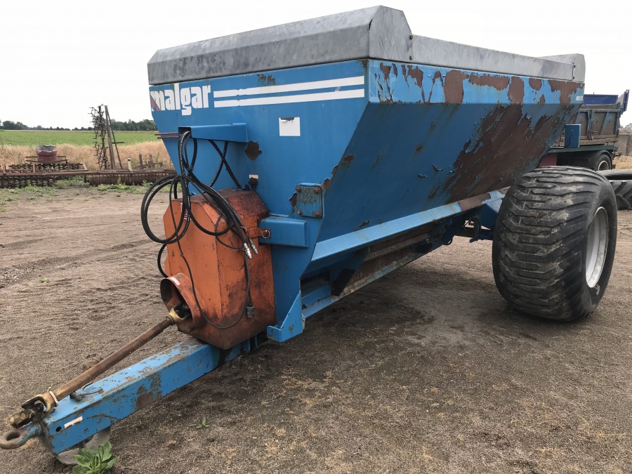 Gödselspridare med sidoutkast