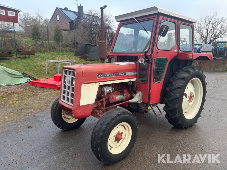 Traktor International 444