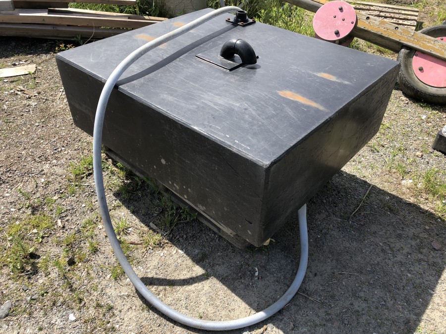 Vattentank med slang och kran