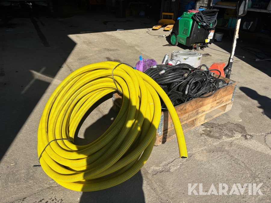 Blandad pall med hydraulslangar, bultar, skruvar