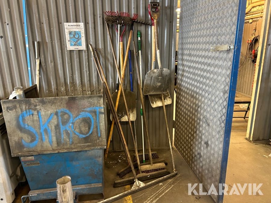 Diverse skyfflar, gummiskrapor och borstar